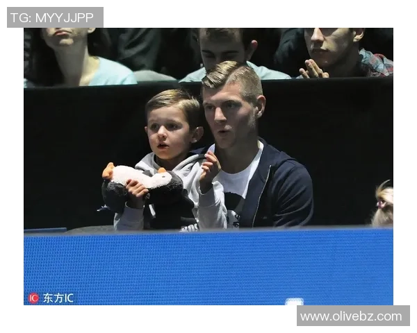 足球明星恶搞儿子视频引发热议网友纷纷点赞称其父爱满满 足球明星恶搞儿子视频引发热议网友纷纷点赞称其父爱满满